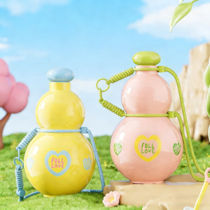Bouteille d'eau sportive en plastique mignonne pour étudiants, grande capacité 880 ml, portable avec poignée, idéale pour l'extérieur – Collection Été Gourd Cup - Product Image 1