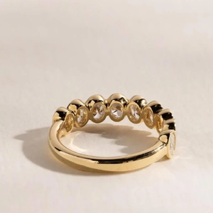 Anillo de Oro con Moissanita Ovalada de 14K/18K, Banda de Eternidad para Mujer, Anillo de Boda con Bisel Ovalado de 3x2mm, Joyería Minimalista Apilable - Product Image 4