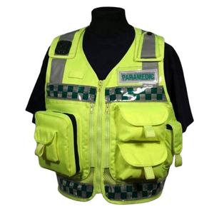 Gilet de sécurité réfléchissant haute visibilité pour paramédicaux avec poches et bordure à carreaux, uniforme unisexe, utilisation toutes saisons - Product Image 1
