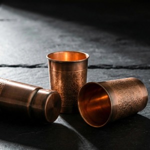 Bouteilles en cuivre gravées au design élégant, parfaites pour la maison, l'accueil des invités et le service, bouteille d'eau décorative d'Inde - Product Image 3