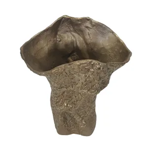 Vase en métal doré antique effet écorce d'arbre avec bord évasé irrégulier, support de fleurs sculptural organique pour table, salon, décoration intérieure - Product Image 1