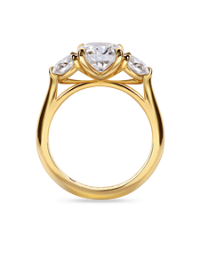 Anillo de compromiso redondo Art Deco con diamante cultivado en laboratorio de 1+ quilates y piedras laterales tipo baguette en oro amarillo, blanco, rosa y platino de 18 quilates. - Product Image 6