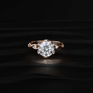 Anillo de Moissanita de Corte Redondo al por Mayor, Oro Rosa con Detalle Floral en Puntas, Banda de Compromiso Trenzada, Proveedor de Joyería de Estilo Antiguo - Product Image 1