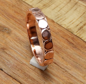 แหวนทองแดงแท้ลายวงกลมสลักลายจุดแบบวินเทจ แหวนทองแดงขอบเรียบ - Product Image 1