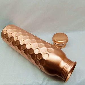 Botella de Cobre con Acabado Brillante, Diseño Clásico, Grabado Ayurvédico, Hecha a Mano, Ecológica, de Cobre Puro, Creaciones Antiguas - Product Image 2