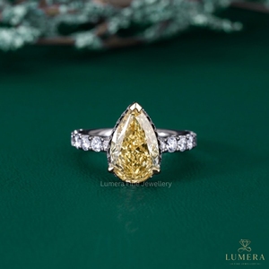 Anillo de compromiso de oro macizo con diamante amarillo talla pera de laboratorio, banda micro pavé de diamantes con engaste compartido para mujer - Product Image 2