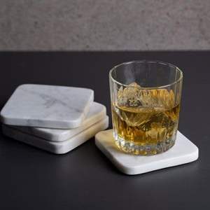 Sous-verres carrés en marbre blanc, protection pour boissons en pierre naturelle, sous-verres carrés en marbre blanc de Carrare de luxe faits à la main - Product Image 1