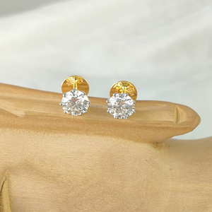 Pendientes de diamantes de corte redondo en oro amarillo, un clásico esencial para el día a día con un brillo brillante y un estilo elegante y atemporal. - Product Image 1