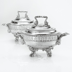 Sopera rectangular plateada de estilo antiguo con relieve floral y tapa texturizada, disponible a precios de mayorista. - Product Image 5