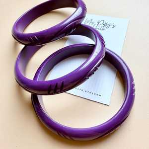 Bracelet en résine violette de Mme Polly, forme ronde, sculpté, artistique, bijoux artisanaux - Product Image 4