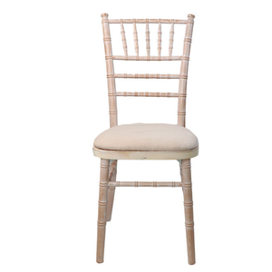Chaise Chiavari en bois style bambou avec cadre à profil tourné (fini chaux blanche) et coussin de siège rembourré en tissu ivoire - Product Image 1