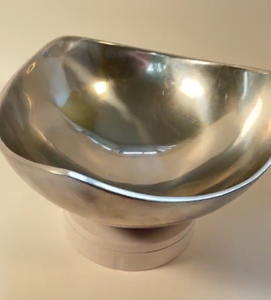 Corbeille à fruits sur pied en acier inoxydable argenté brossé, faite à la main, avec bord côtelé, plat décoratif rond pour centre de table - Product Image 2