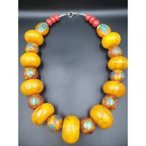 Collier artisanal en résine et bois avec des bords lisses, accessoires de bijouterie - Product Image 6