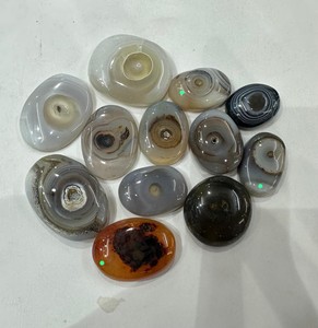 Vente en gros de cabochons en agate naturelle, pierres précieuses de forme ovale en forme d'œil pour la méditation et la fabrication de bijoux - Product Image 1