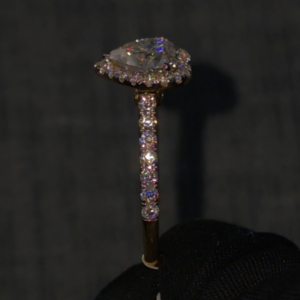 Anillo de compromiso de moissanita con corte de corazón, plata de ley 925, con halo de circonitas. - Product Image 5