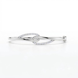 กำไลข้อมือทองคำแท้ 14K 18K ประดับเพชรแล็บทรงกลมขนาด 1.5 มม. น้ำหนัก 0.33 กะรัต ฝังแบบ Pave ดีไซน์แบบเกี่ยวเชื่อม รูปทรงปมรัก - Product Image 3