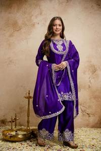Ensemble de costume en soie chinon violet royal avec broderie lourde de sequins et dupatta de créateur - Product Image 6