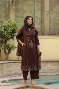 Ensemble Kurti droit en pur coton de qualité supérieure pour femme, avec pantalon et dupatta, orné de motifs imprimés et de broderies miroir - Product Image 4