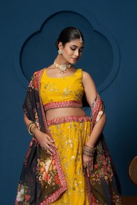 Robe de soirée Lehenga Choli en georgette jaune, brodée de fleurs et de sequins - Product Image 3