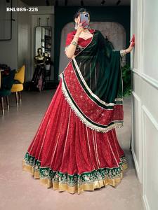 Ensemble Lehenga et Blouse Assorti en Georgette de Haute Qualité avec Imprimé Bandhej et Bordure en Dentelle Brodé, Exportateur Indien - Product Image 5