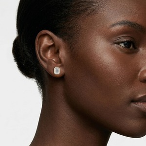 Boucles d'oreilles clous élégantes en or blanc 14 carats avec diamant émeraude de laboratoire à quatre griffes et halo, certifiées IGI, style classique et tendance - Product Image 3