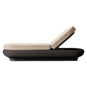 Chaise longue de luxe en teck, marron foncé profond, avec structure en rotin tressé, dossier réglable – Mobilier haut de gamme pour piscine et complexe tropical - Product Image 2