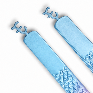 Pince à épiler de précision pour cils avec pointe lisse, design métallique dégradé rose et bleu ciel pour une application facile - Product Image 4