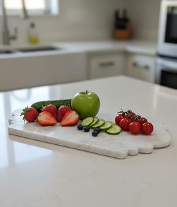 Elegante Tabla de Cortar de Mármol Blanco con Bordes Decorativos Festoneados, Tabla de Cortar de Piedra Natural para Preparación de Alimentos - Product Image 1