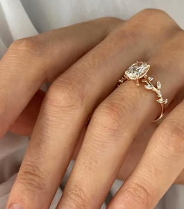 Anillo de compromiso de diamante blanco de corte ovalado en oro rosa macizo con banda floral de hojas y diamantes marquesa, diseño clásico de tallos y engaste de puntas finas. - Product Image 3