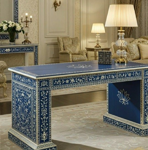 Mesa de centro redonda azul con incrustaciones geométricas de hueso sobre un marco cilíndrico. Disponible a precios de mayorista. - Product Image 4