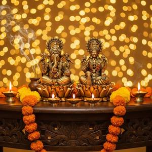 Ídolos Sagrados de Latón de Lakshmi y Ganesha – Artículo de Decoración Espiritual - Product Image 1