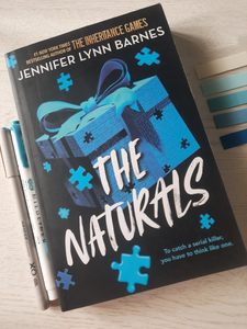 The Naturals de Jennifer Lynn Barnes, libro en inglés con tapa blanda, libro de ficción para jóvenes adultos - Product Image 2