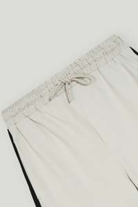 Pantalones Cortos Deportivos para Hombre con Franja Lateral - Pantalones Cortos Deportivos Holgados con Cordón Ajustable en Blanco y Negro - Product Image 4