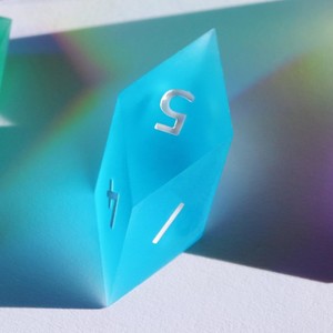 Jeu de dés en résine, couleurs douces, chiffres polyédriques, pièces de jeu de société faites à la main - Product Image 6