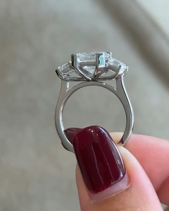 Bague de fiançailles solitaire à trois pierres avec diamant de laboratoire taille Asscher de 2 carats et pierres latérales taille Asscher de 1 carat total, certifiée IGI - Product Image 5