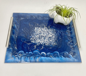 Bandeja decorativa de resina azul marino y plateada con asas modernas de barra plateada de Perfect Enterprises - Product Image 1