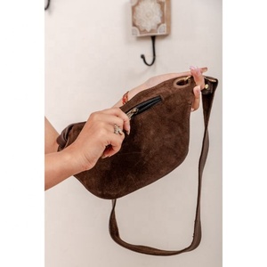 Riñonera unisex de viaje de diseñador de cuero vintage genuino con muchos bolsillos y cremallera más cerca para uso diario - Product Image 5