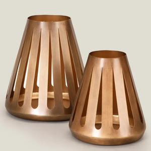 Lot de 2 bougeoirs en laiton antique avec découpes, en promotion - Product Image 1