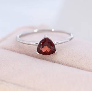 Bague en grenat véritable en argent sterling, grenat rouge naturel taille trillon, bagues empilables - Product Image 4