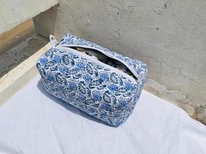 Sac bandoulière matelassé en coton imprimé à la main avec fermeture éclair, motif floral tendance, sac banane - Product Image 2