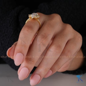แหวนหมั้นเพชรทรงเอเมอรัลด์คัท วินเทจ ล้อมเพชรแบบฮาโล ทองคำแท้สีเหลือง สำหรับเจ้าสาว เครื่องประดับชั้นดีสำหรับผู้หญิง ขายส่ง - Product Image 4