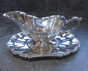 Salsera de Metal Plateado Pulido con Bandeja, Borde Festoneado, con Asa, Vajilla Moderna de Lujo, Estilo Vintage - Product Image 3