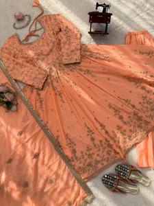 Conjunto Sharara Antra Lifestyle Bollywood, Nuevo Conjunto para Bodas y Fiestas, Elegante y Bordado con Lentejuelas de 5mm, Top y Dupatta de Chinon Puro - Product Image 4