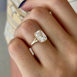 Bague solitaire en or 18K 14K avec diamant de laboratoire taille coussin allongée, sertie en clos à double sangle, style Art Déco, pour fiançailles et mariage, 2.5ct - Product Image 1