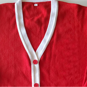 เสื้อคาร์ดิแกนผู้หญิงสีแดงขาว ถักจากอะคริลิก คอวี แขนยาว สไตล์วินเทจ เสื้อกันหนาวติดกระดุมเม็ดเดียว ปักลาย - Product Image 5