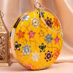 Bolso de mano Artklim con bordado de lentejuelas y hilo multicolor sobre base amarilla - Product Image 2