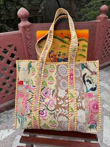 Bolso de Hombro Acolchado de Algodón con Diseño de Patchwork – Elegante Bolso de Tela Hecho a Mano con Diseño Étnico Bohemio - Product Image 1