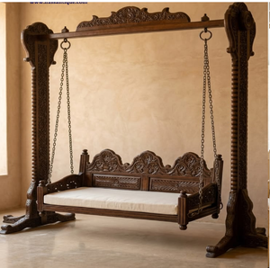 Columpio tradicional de madera para interiores con pilares de celosía detallados, disponible a precios de mayorista. - Product Image 3