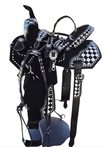 Selle de cheval Western pour barrel racing, motif damier noir et blanc premium, siège confortable, portable et durable. - Product Image 3