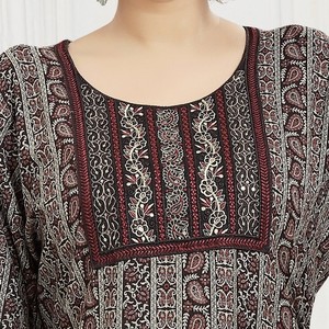 Robe Kaftan Jalabiya en tissu Alphine de qualité supérieure avec broderie complexe sur le col - Product Image 2